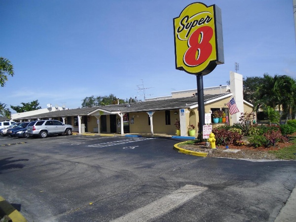 Super 8 by Wyndham Lantana West Palm Beach image 1