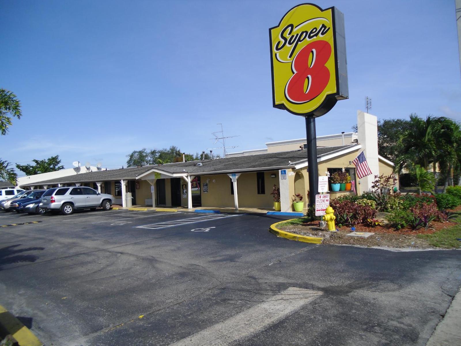 Super 8 by Wyndham Lantana West Palm Beach